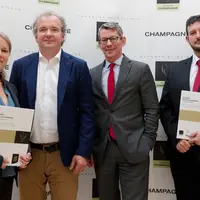 Ophélie Lapie-Lamiable et Gaël Vuille, représentant le groupe de travail interprofessionnel, entourent Maxime Toubart (SGV) et David Chatillon (UMC) l