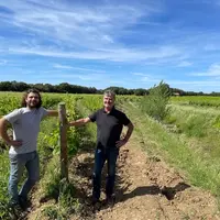 Franck Mousset (à droite) et son fils Thomas ont adopté certains principes de la permaculture, comme la plantation de la vigne selon les courbes de ni
