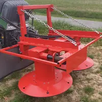 Geoffrey Gabaston a mis au point cette faucheuse frontale pour couper les couverts végétaux de l'interrang et les envoyer sous le rang de vigne.