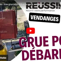 La grue de débardage évite de devoir manutentionner les caisses à la main.