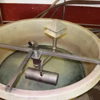 Un flotteur, installé sur une bassine d'environ 8 hl permet de stopper le remontage.