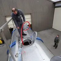 Viticulture. Commercialisation du vin. Vente en vrac au négoce. Chargement de vin dans un camion citerne de 28 000 litres depuis le chai d'un vigneron