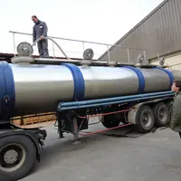 Chargement de vin dans un camion citerne de 28 000 litres depuis le chai d'un vigneron.