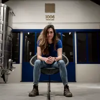 A l'image de Pauline Lair, créatrice de 1006 Vins de Loire, des négoces développent des gammes à forte identité et travaillent dans une logique de par