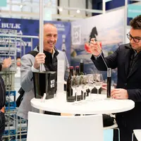 Le salon World Bulk Wine Exhibition d’Amsterdam permet aux gros vraqueurs de nouer des contacts avec des acheteurs d'Europe, notamment d'Europe du Nor