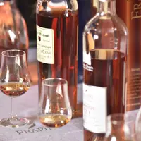 Verres et bouteilles de cognac Frapin.  eau-de-vie. vins et spiritueux. gamme de produits issus du vignoble de la Grande Champagne, premier cru. patri