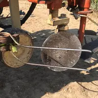 Ce tâteur fixe réalisé avec une dent d'andaineur de fenaison permet de coucher les herbes qui pourraient déclencher le tâteur hydraulique de l'interce