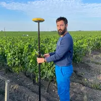 Assistant chef de cultures, Romain Labeyrie utilise la canne d'arpentage tout au long de la saison.
