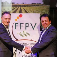 Christophe Raucaz et David Amblevert échangent une poignée de main à l'occasion de la passation de la présidence à la FFP