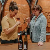 Elise Garnier et sa mère Régine sont à la tête du domaine Materne Haegelin, à Orschwihr, dans le Haut-Rhin, en Alsace.