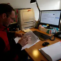 Vigneron telédeclarant sur le logiciel Gamma des douanes la quantité de vin de Champagne qu'il vient de charger dans le c