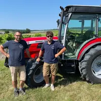 Tracteur spécialisé fruitier Massey Ferguson MF3 MF3FR.105 dans les vignes avec Jules Marie et Christopher Massé