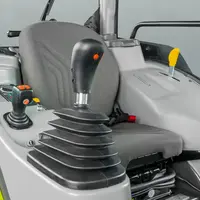 Pommeau de vitesses avec débrayage électrique sur tracteur Claas Nexos 200 Comfort