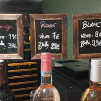 Du vin proposé au verre ou en bouteille dans le bar d'un hôtel.