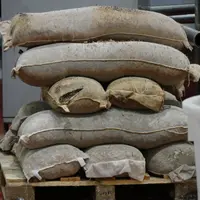 Sacs de copeaux de chêne œnologiques utilisés à la cave pendant les vinifications pour boiser le vin.