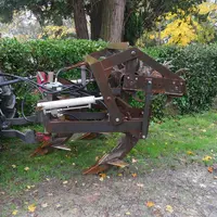 Outil Réhabilitator pour les vignes attelé à un tracteur, une fois replié.