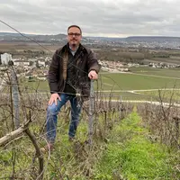 Joseph Malfait dans les vignes de Champagne.
