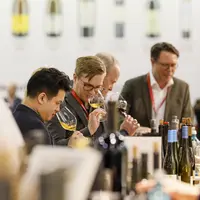 Dégustation de vin sur un stand du salon ProWein à Dusseldorf