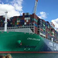Un porte-container au départ du port du Havre.