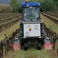 Passage dans les vignes de la machine XPS de Zasso pour le désherbage électrique.