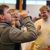 Œnologue buvant un verre de vin rouge