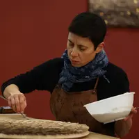 Mosaïste, sœur Samuelle a enrichi son savoir-faire en travaillant avec du bois issu de merrains.