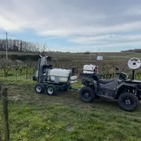 Quad Polaris Sportsman 570 et pulvérisateur autonome Carrarospray monté sur châssis traîné.