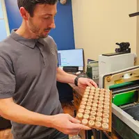 Vincent a quitté son métier d'électricien pour se lancer dans le gravure laser sur bois