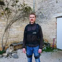 Valentin Cadel, vigneron à Fontaines en Saône-et-Loire, équipé d'un exosquelette Hapo SD.