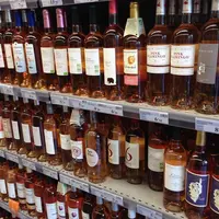 Un linéraire de vins en grande surface.