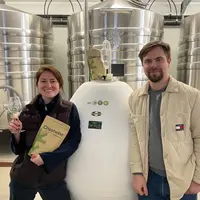 <em class="placeholder">Julia Anashkova et Dmitry Khlopin, du domaine Thet, dans le chai de vinification.</em>
