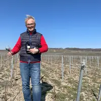 <em class="placeholder">Jean-Chrisophe Delavenne, viticulteur champenois bio dans ses vignes</em>