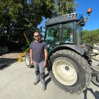 Cédric Rougier devant son tracteur New Holland T4.100N équipé de pneumatiques Trelleborg Pneutrac