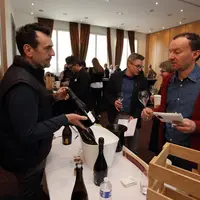 Vignerons presentant leurs vins lors d un salon reserve aux professionnels. Les cavistes sommeliers et exportateurs viennent d