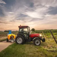 Tracteur spécialisé Case IH Quantum 100F avec un pulvérisateur viticole
