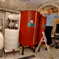 Vigneron ajoutant des levures ensemencees quelques jours plus tot a la recolte de l annee. Ensemencement des levures pour la v
