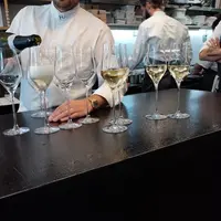Service d'un crémant d'alsace dans un restaurant parisien.