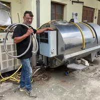 <em class="placeholder">Auguste Klein, vigneron, avec son tank à lait.</em>