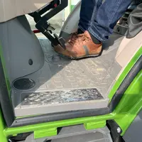 Une pédale au sol permet une régénération électrique poussée de la batterie du tracteur électrique Fendt e107 V Vario.