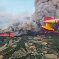 Vue du ciel, via un canadair, de l'incendie ravageant les Corbières, dans l'Aude, le 6 août 2025.