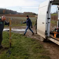 Vigneron et salarie d une exploitation viticole a Vrigny en Champagne installant la cloture electrique afin de faire paitre de