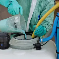 Viticulteur remplissant sa cuve de pulvérisateur avec du cuivre
