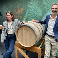 Magdeleine Allaume, directrice générale de Twood devant une barrique et Nicolas HERIARD DUBREUIL
