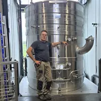 David Fourtout, vigneron du chateau Les Mondérys, présente sa cuve mobile grâce à un ascenseur dédié.