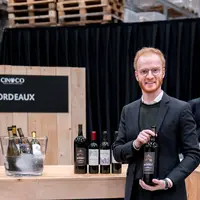 Adrien Audet, export manager Europe &amp; Amériques chez Vignobles André Lurton sur un salon commercial.