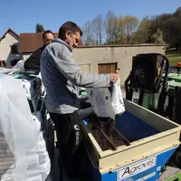 Prestataire de service effectuant un epandage d amendement organique avec un enjambeur. Une vis de distribution est montee sur