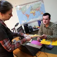 Exploitant agricole effectuant les tâches administratives de son exploitation. Travail administratif en couple. Transmission d