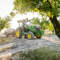 Tracteur John Deere 5105 EN avec un atomiseur dans les vergers