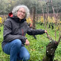 <em class="placeholder">Photo de Céline Tissot, vigneronne en Bugey, pose dans ses vignes.</em>