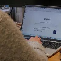 Utilisatrice devant un agrégateur d'IA.